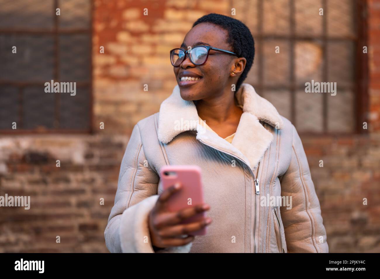 Happy black woman smartphone hi-res stock photography and images - Alamy