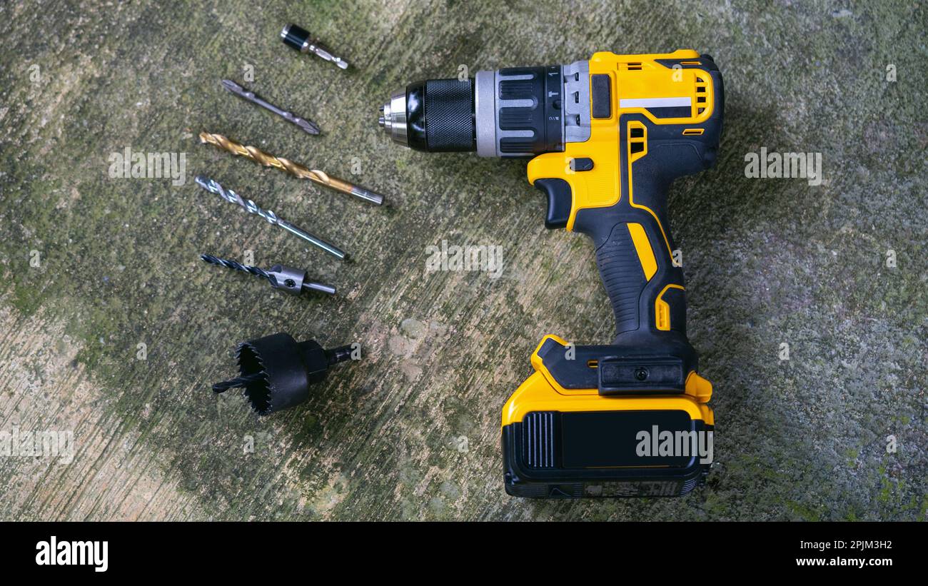 https://c8.alamy.com/comp/2PJM3H2/power-drill-or-cordless-screwdriver-with-battery-2PJM3H2.jpg