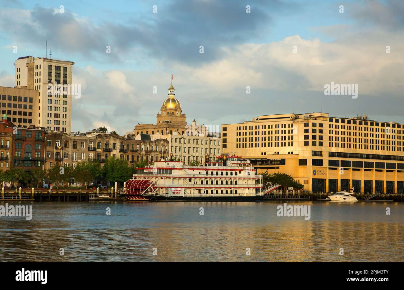 USA, City Hall and Queen along River Street
