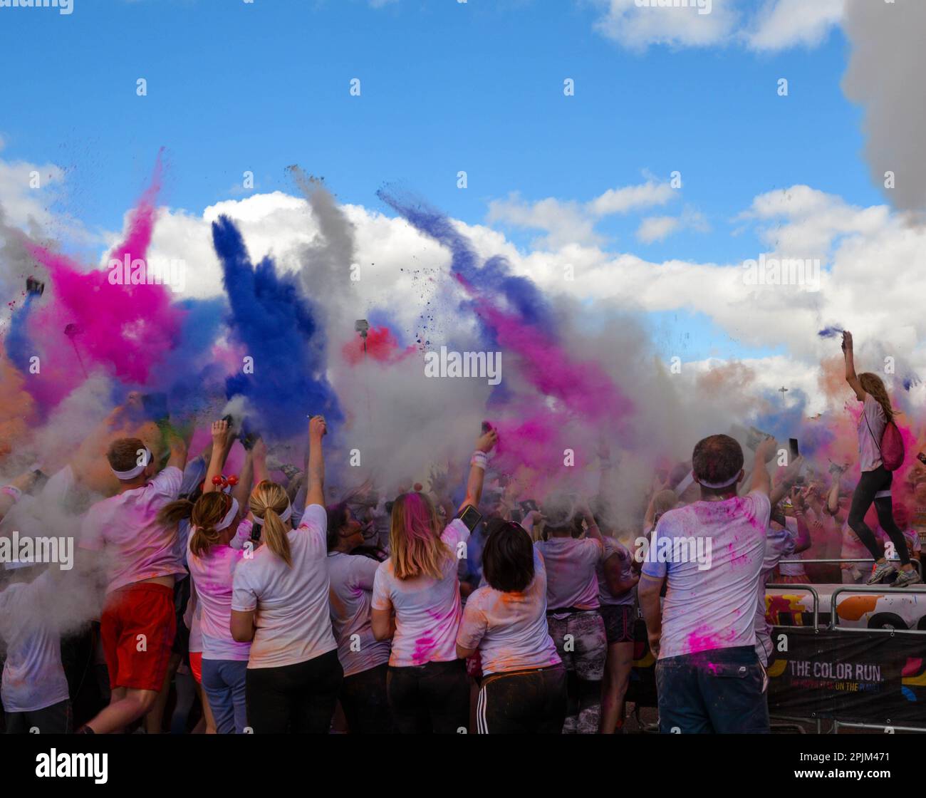 https://c8.alamy.com/comp/2PJM471/group-of-runners-at-colour-run-in-birmingham-england-uk-celebrating-at-the-end-of-the-run-by-throwing-coloured-paint-powder-2PJM471.jpg