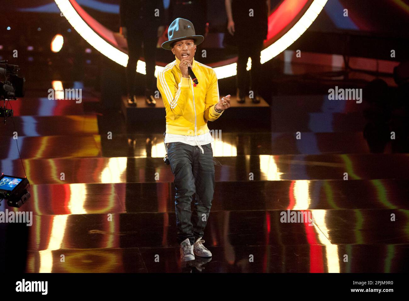 Pharell williams singing hi-res stock photography and images - Alamy