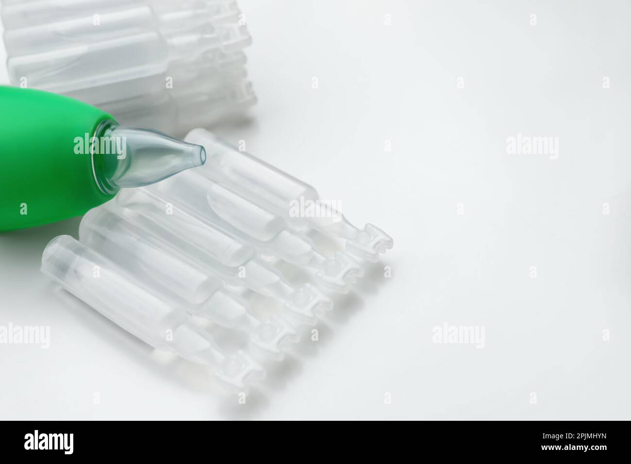 Single dose ampoules of sterile isotonic sea water solution and nasal