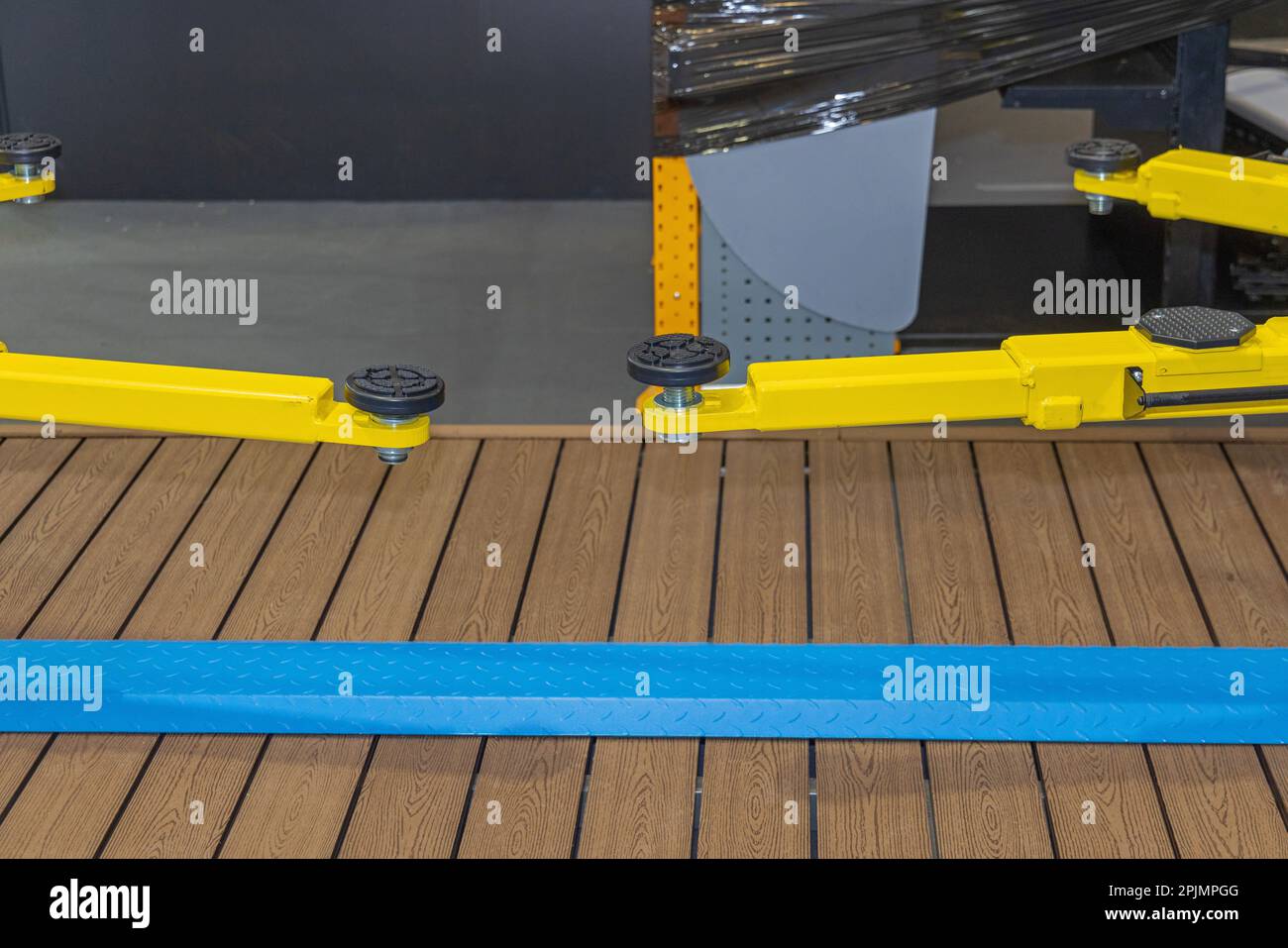 Two post car lift hi-res stock photography and images - Alamy