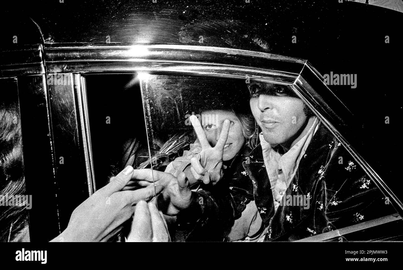 Paul mccartney and linda Black and White Stock Photos & Images - Alamy