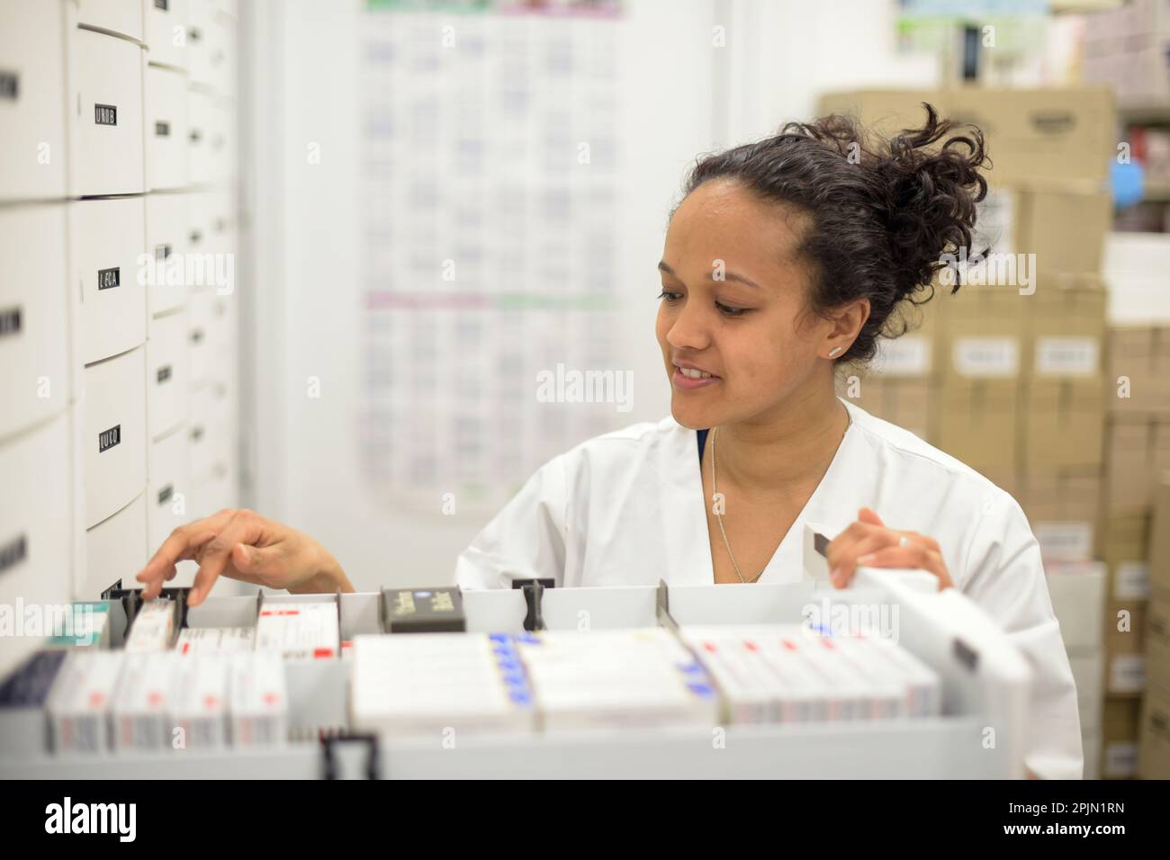 Woman pharmacist hi-res stock photography and images - Alamy