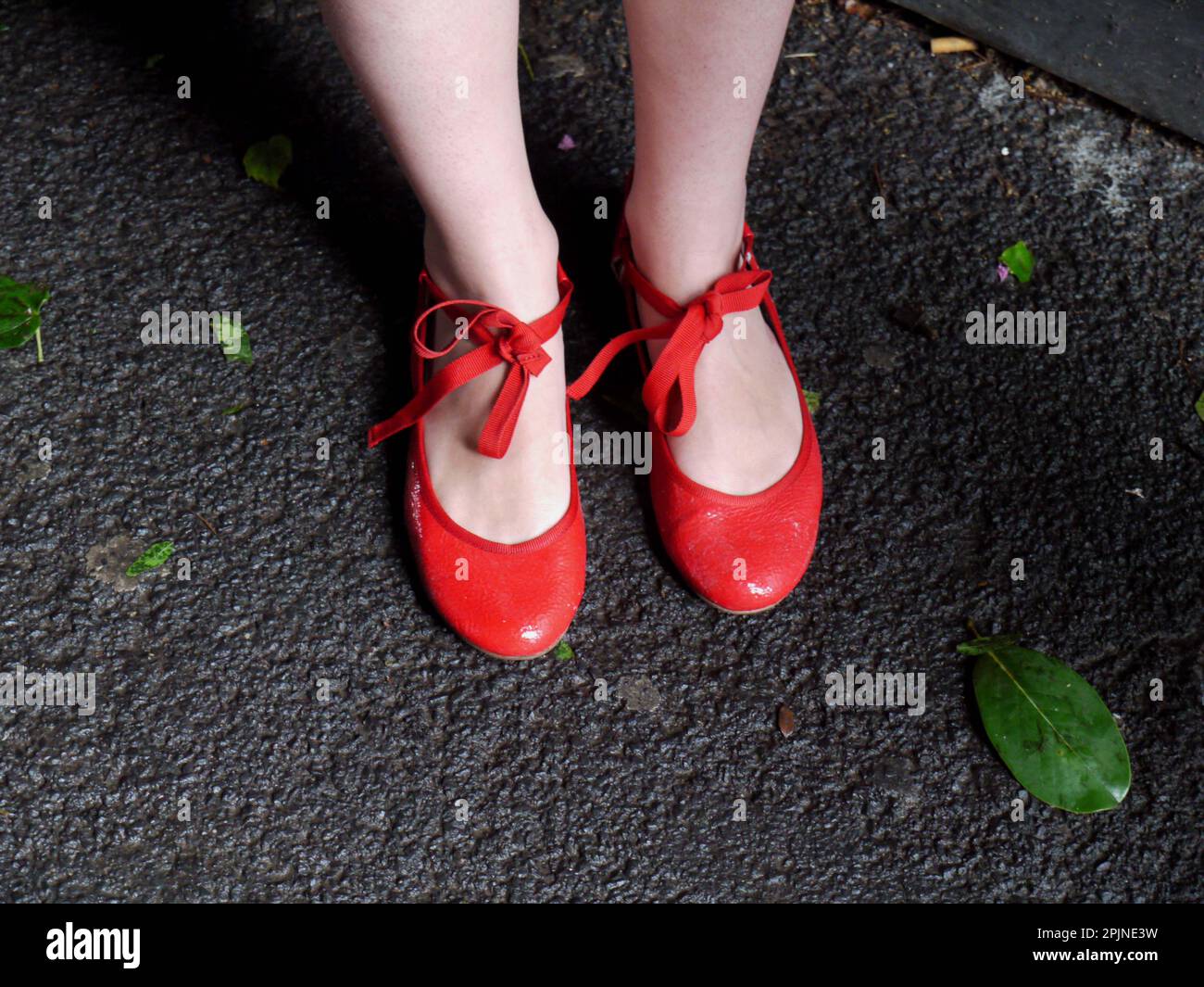 scarpe rosse ballerine a pois bianchi- red shoes Stock Photo