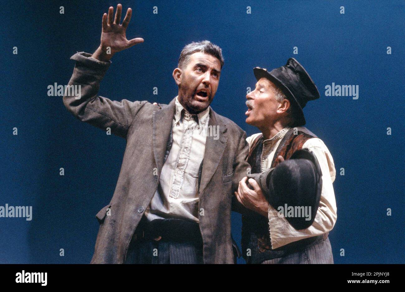 l-r: John Alderton (Estragon), Alec McCowen (Vladimir) in WAITING FOR GODOT by Samuel Beckett at the Lyttelton Theatre, National Theatre (NT), London SE1  25/11/1987  set design: William Dudley  costumes: Lindy Hemming  lighting: Robert Bryan  director: Michael Rudman Stock Photo