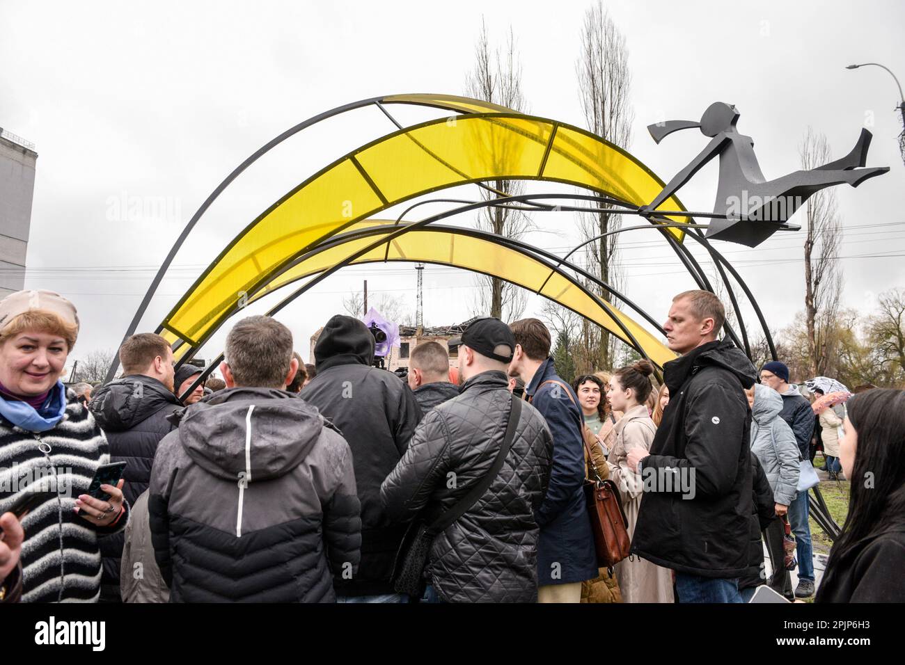 People look at the sculpture "Girl under the sun" in Borodyanka. The sculpture "Girl under the sun" was opened in Borordyanka in honor of the anniversary of the de-occupation of Kyiv region. The four-meter sculpture represents the victory of life over destruction, and its arches will symbolize the resistance of seven districts of Kyiv region and the capital. This is how the symbolic date was celebrated - a year ago, the Armed Forces of Ukraine completely liberated the Kyiv region from the Russian invaders. "The sculpture reflects the powerful contrast of life and destruction that accompanied U Stock Photo