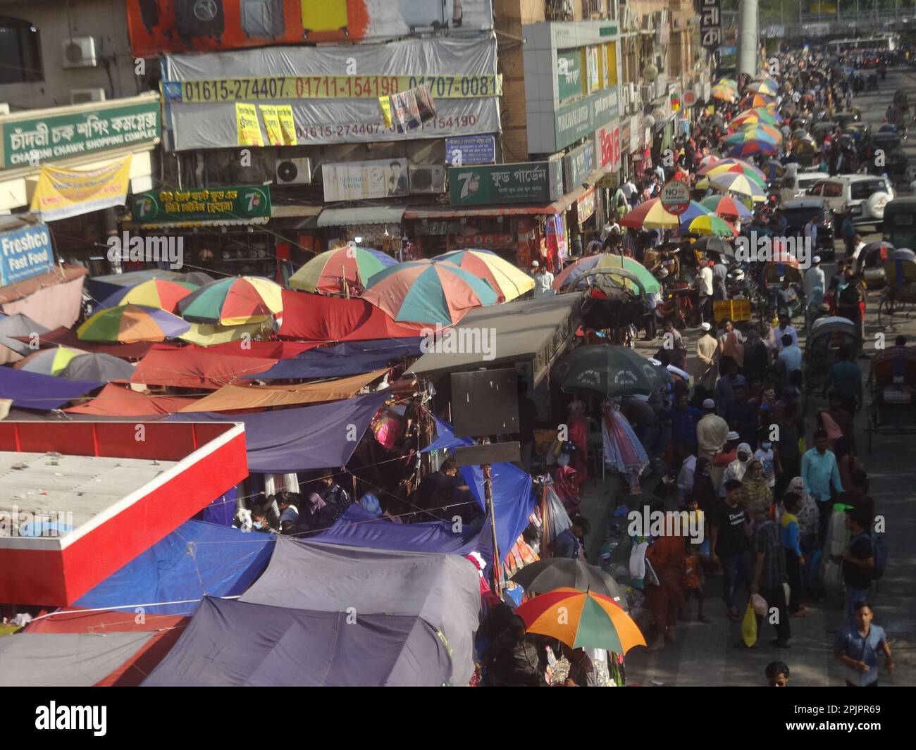 Dhaka, Bangladesh. 4th Apr, 2023. Shopper in front of a roadside