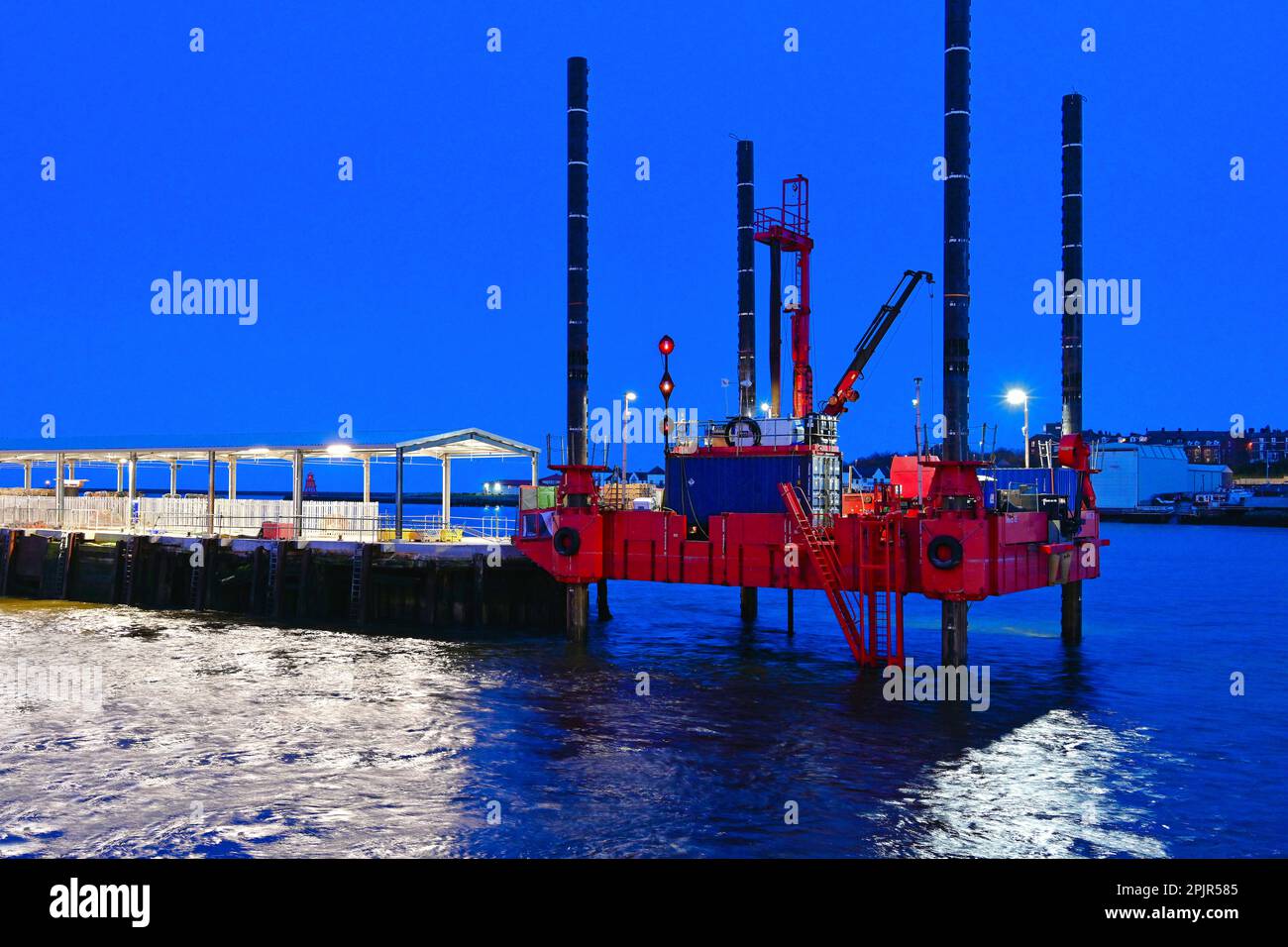 Skate Rigs SKATE 3E drilling rig from Immingham test drilling at night the Tyne ...