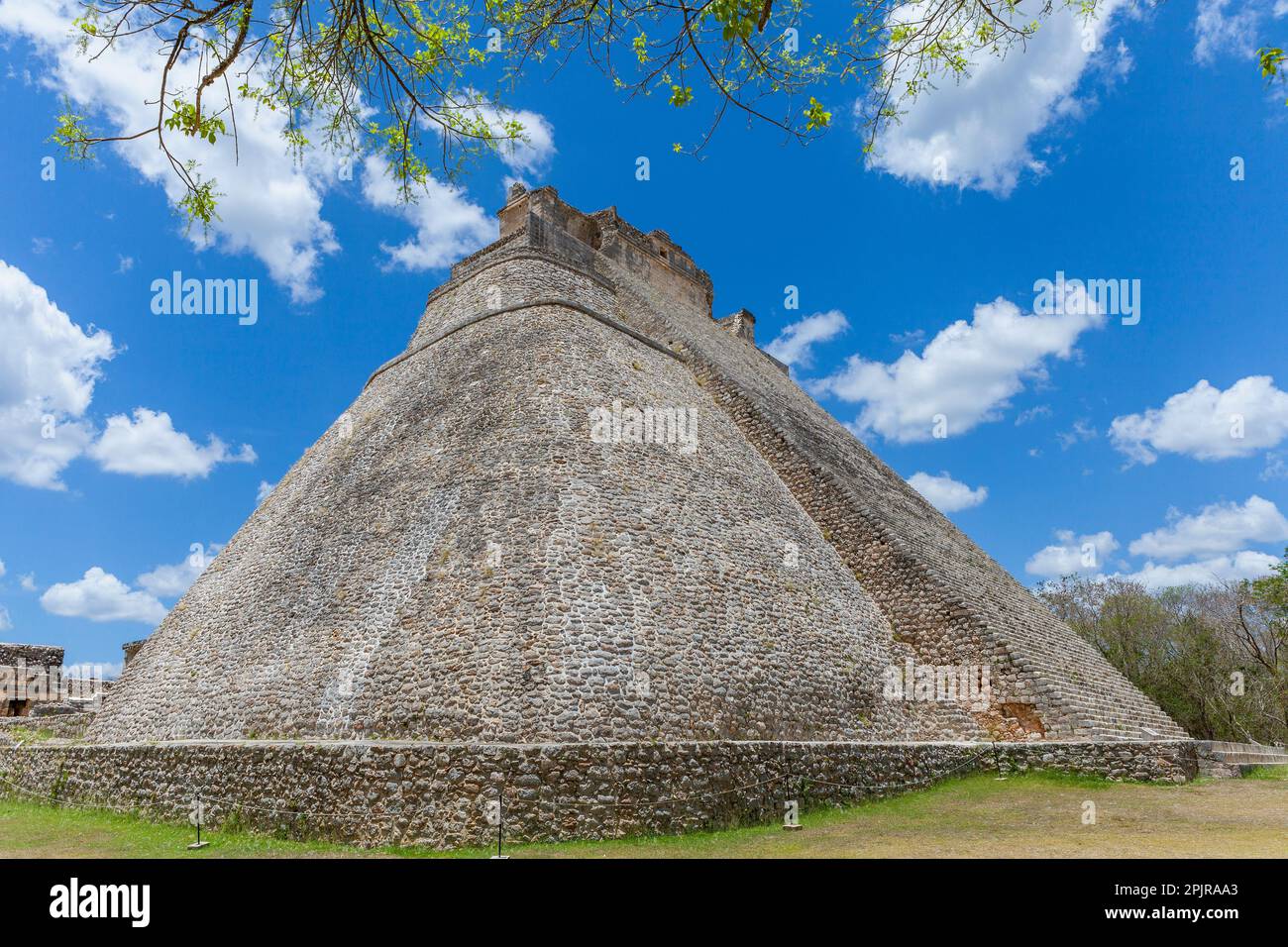 Mesoamerican step pyramid hi-res stock photography and images - Alamy