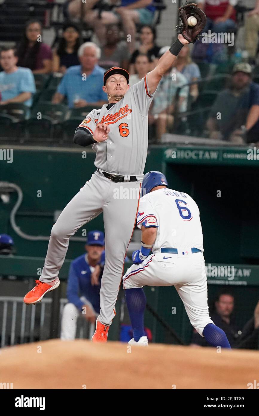 Baltimore Orioles first baseman Ryan Mountcastle (6) reaches for the