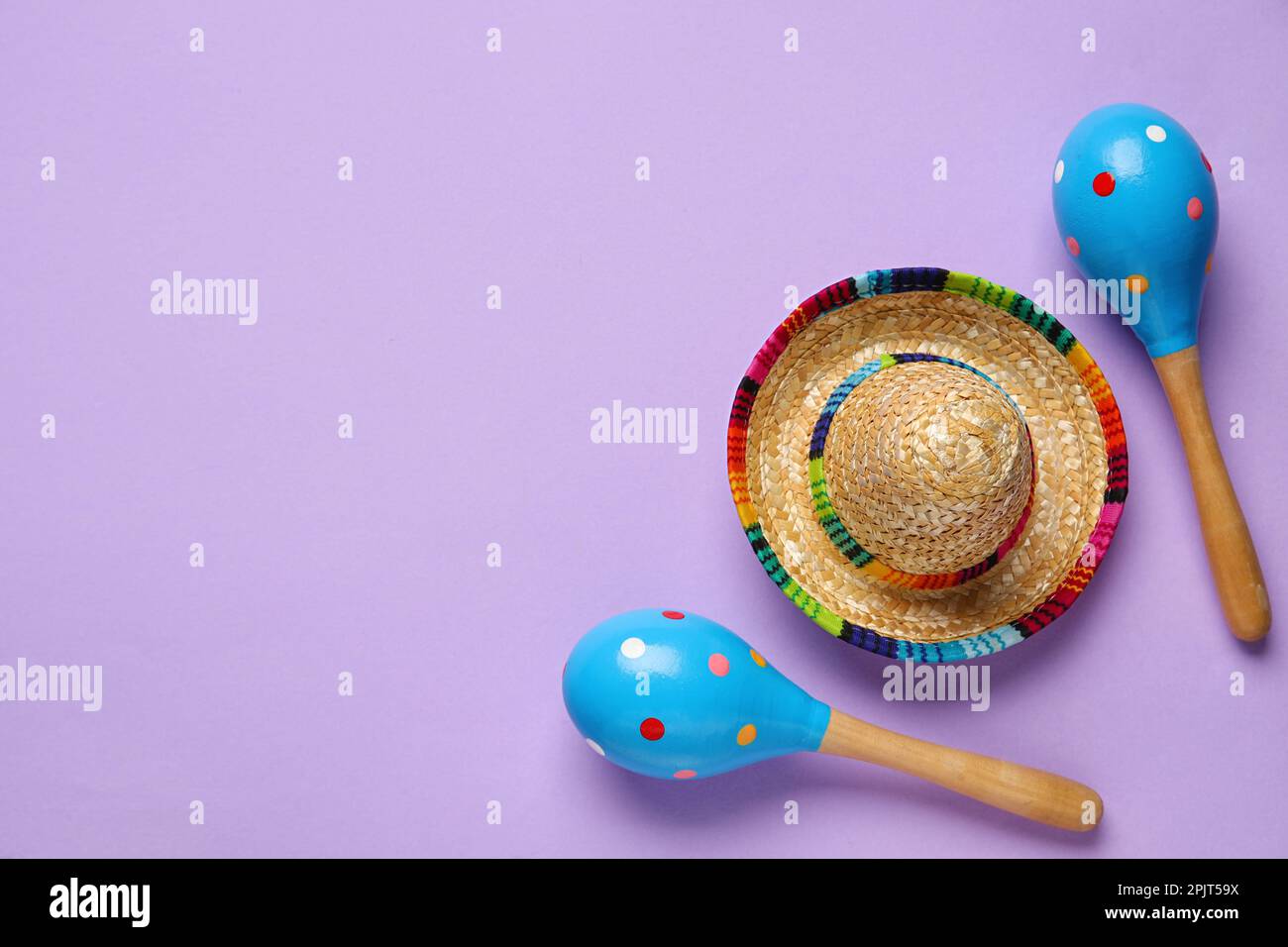 Mexican maracas with sombrero hat on lilac background Stock Photo - Alamy