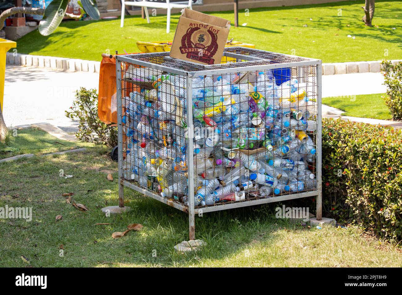 Garbage cage hires stock photography and images Alamy