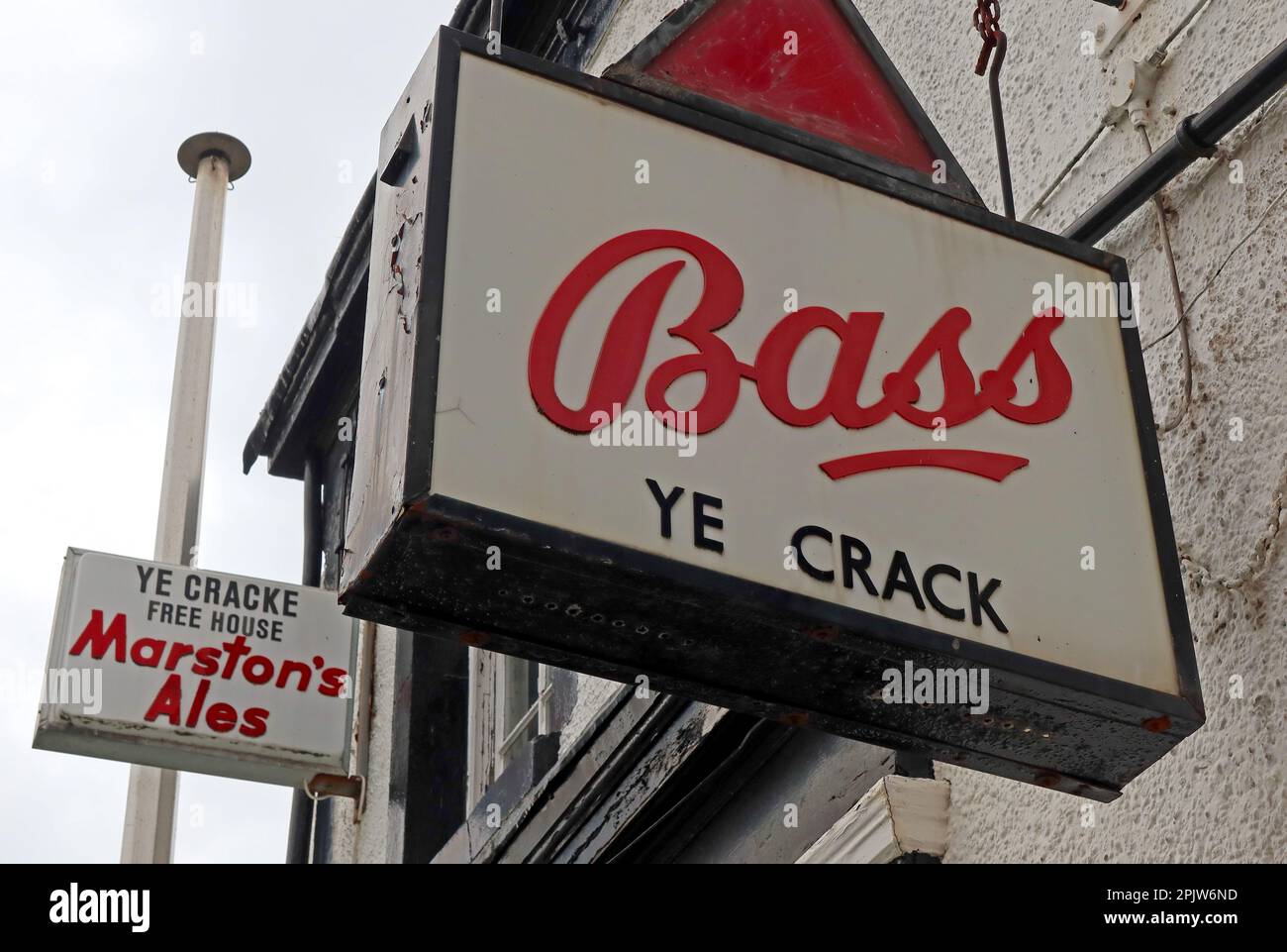 Ye Crack pub signs, the bar that John Lennon used to drink in, back in the day - 13 Rice St, Liverpool, Merseyside, England, UK, L1 9BB Stock Photo