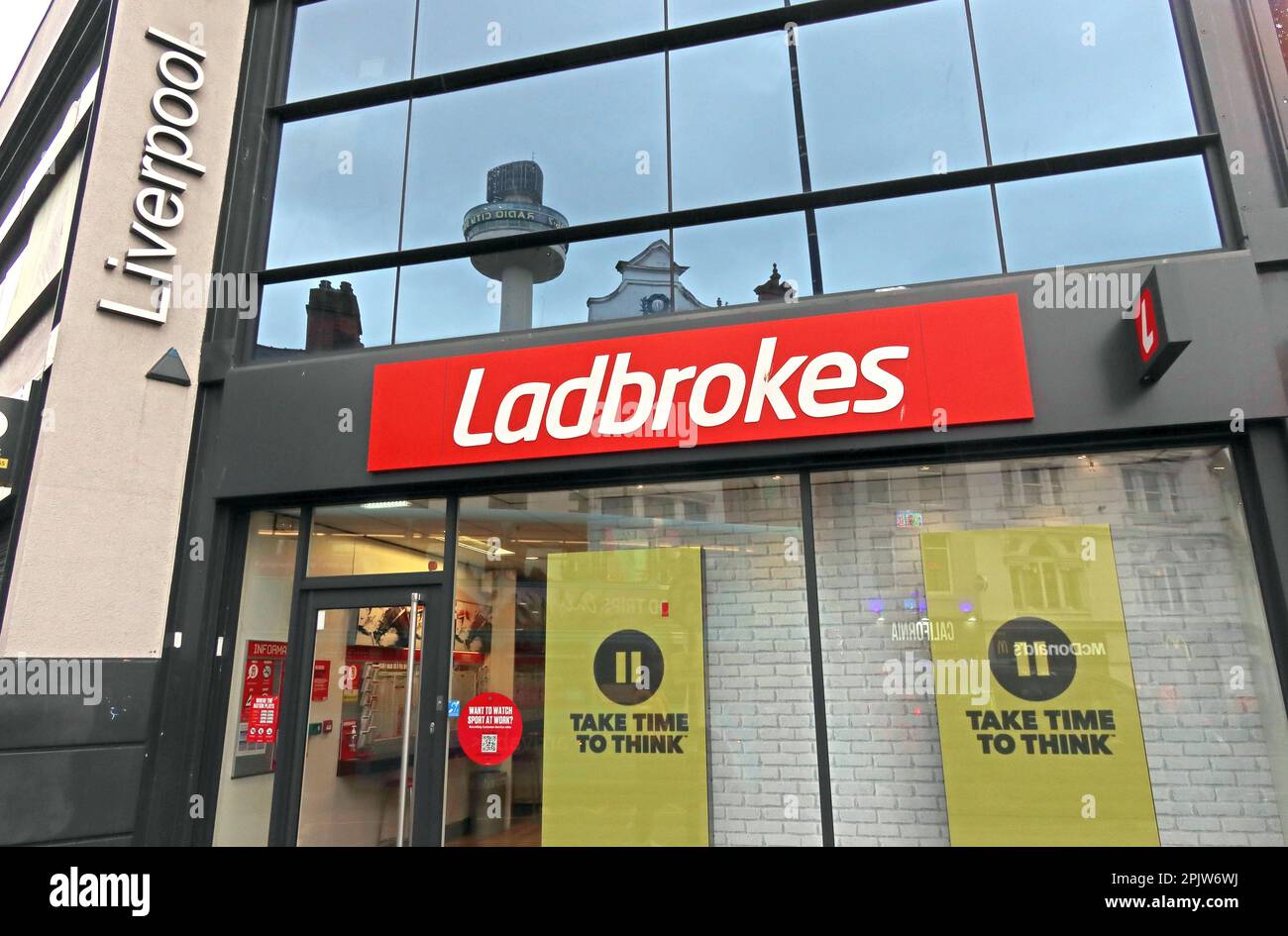 Take Time To think - Ladbrokes branch, Unit 19, Central Station Shopping Centre, 26 Ranelagh St, Liverpool, Merseyside, England, L1 1QE Stock Photo