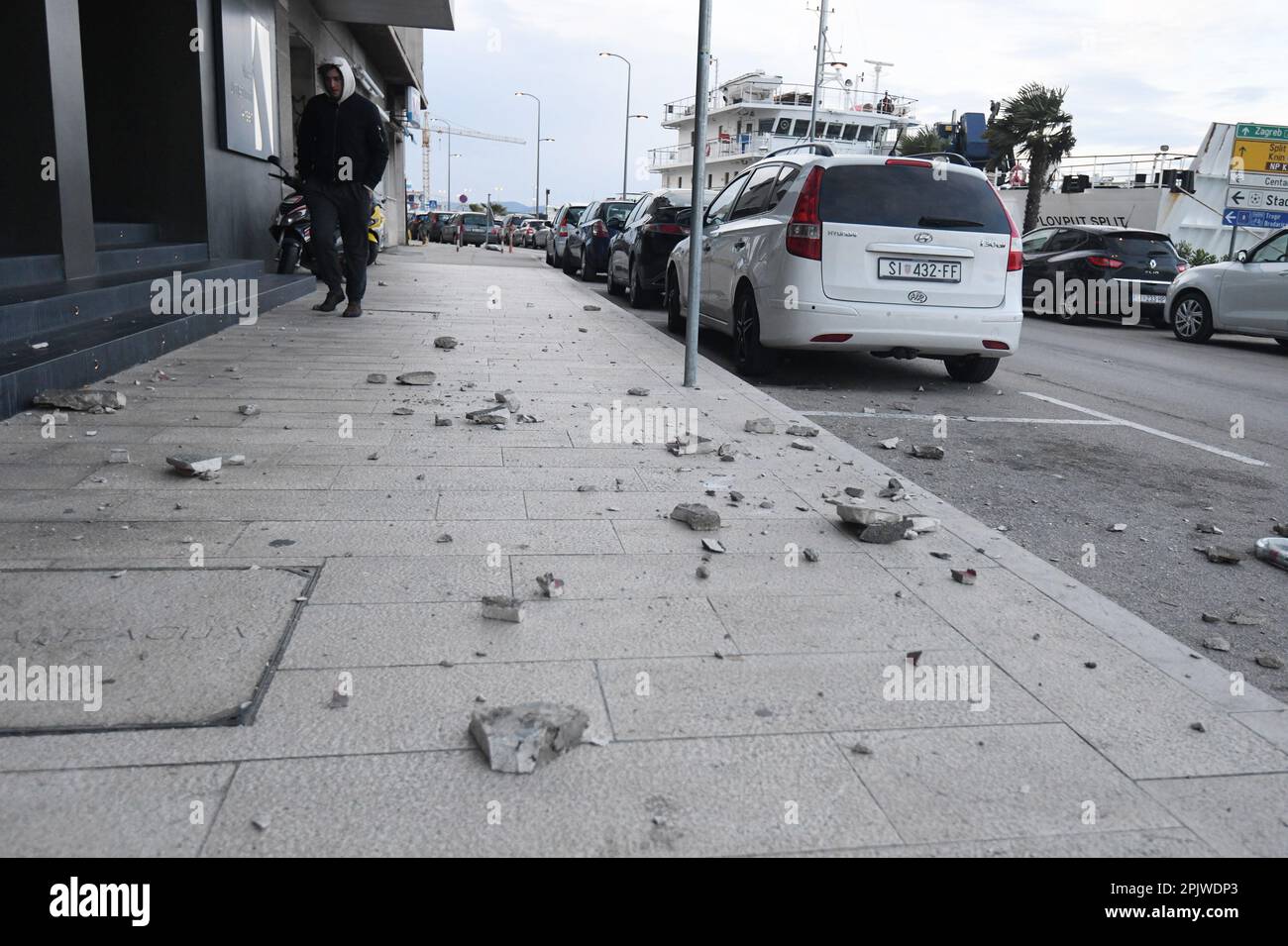 Falling building parts hi-res stock photography and images - Alamy