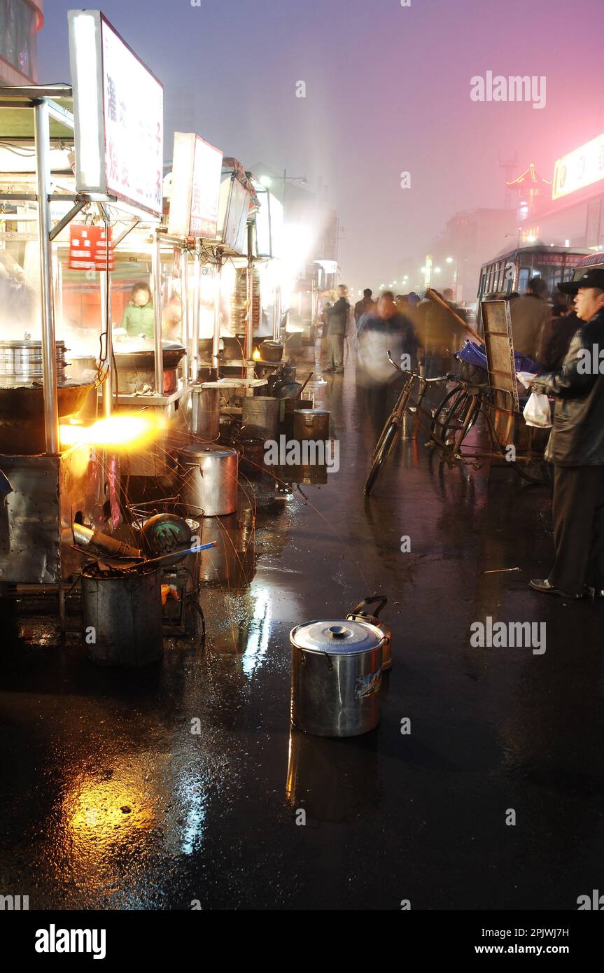Night food market with dozens of stalls. Henan, Kaifeng, China Stock Photo