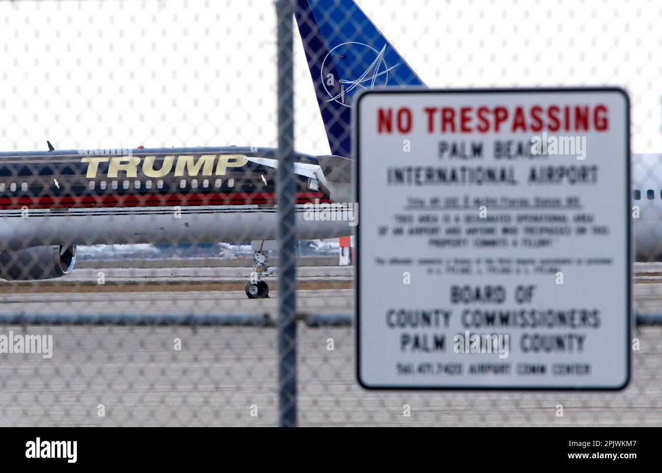 Trump’s plane on the tarmac waiting for former President Donald Trump to arrive at Palm Beach International Airport as supporters wave signs and flags Stock Photo