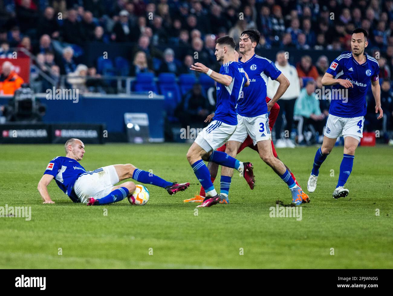 Gelsenkirchen, Veltins-Arena, 01.04.23: Henning Matriciani (Schalke) (L) rutscht zum Ball beim Spiel der 1.Bundesliga FC Schalke 04 vs. Bayer 04 Lever Stock Photo