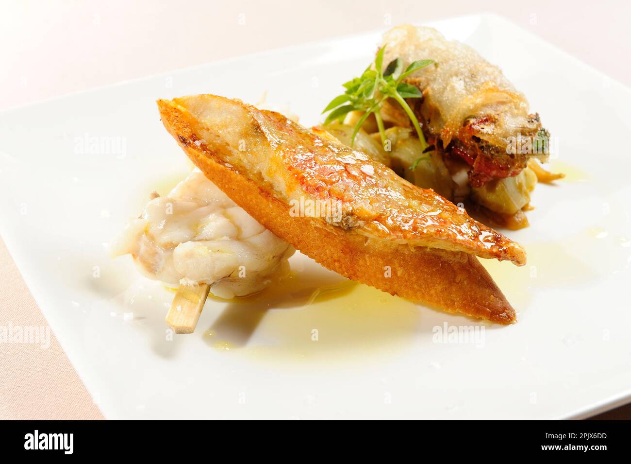 fish on vegetables. Restaurant Gajulea, chef Michel Philibert, 201 cours Louise Raymond 84330 Le Barroux. Vauclus; France. Stock Photo