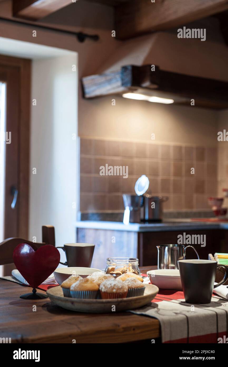 Breakfast with muffins at the bed and breakfast Le Petite Coeur in the