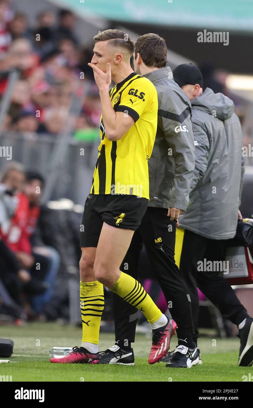 verletzt Nico Schlotterbeck of Borussia Dortmund  Fussball 1 . Bundesliga Saison 2022 / 2023 FC Bayern Muenchen - Borussia Dortmund   © diebilderwelt / Alamy Stock Stock Photo