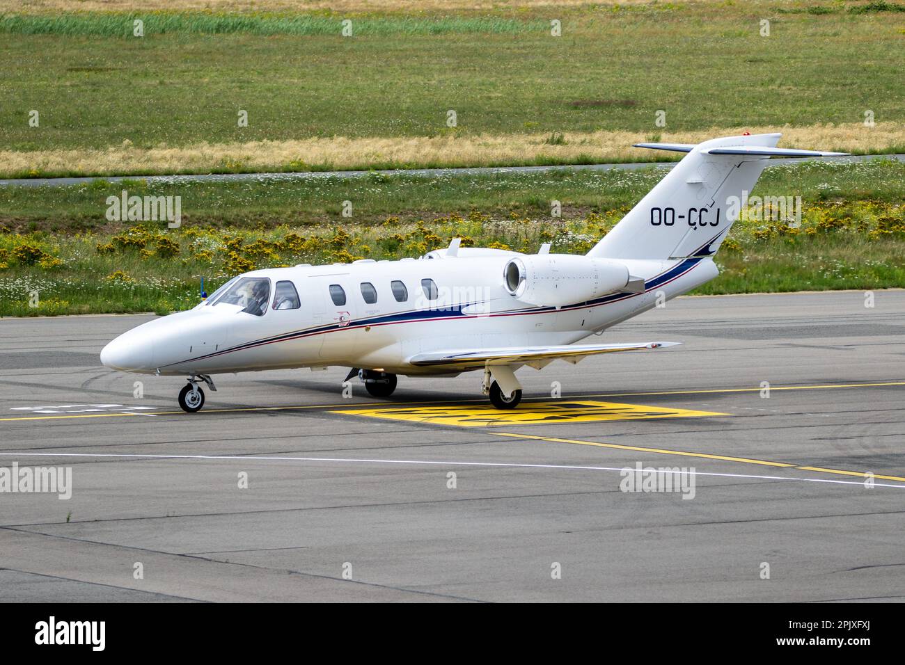 Business jet arriving hi-res stock photography and images - Alamy