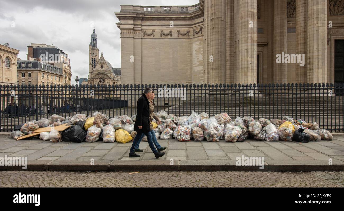 Paris garbage strike Stock Photo Alamy