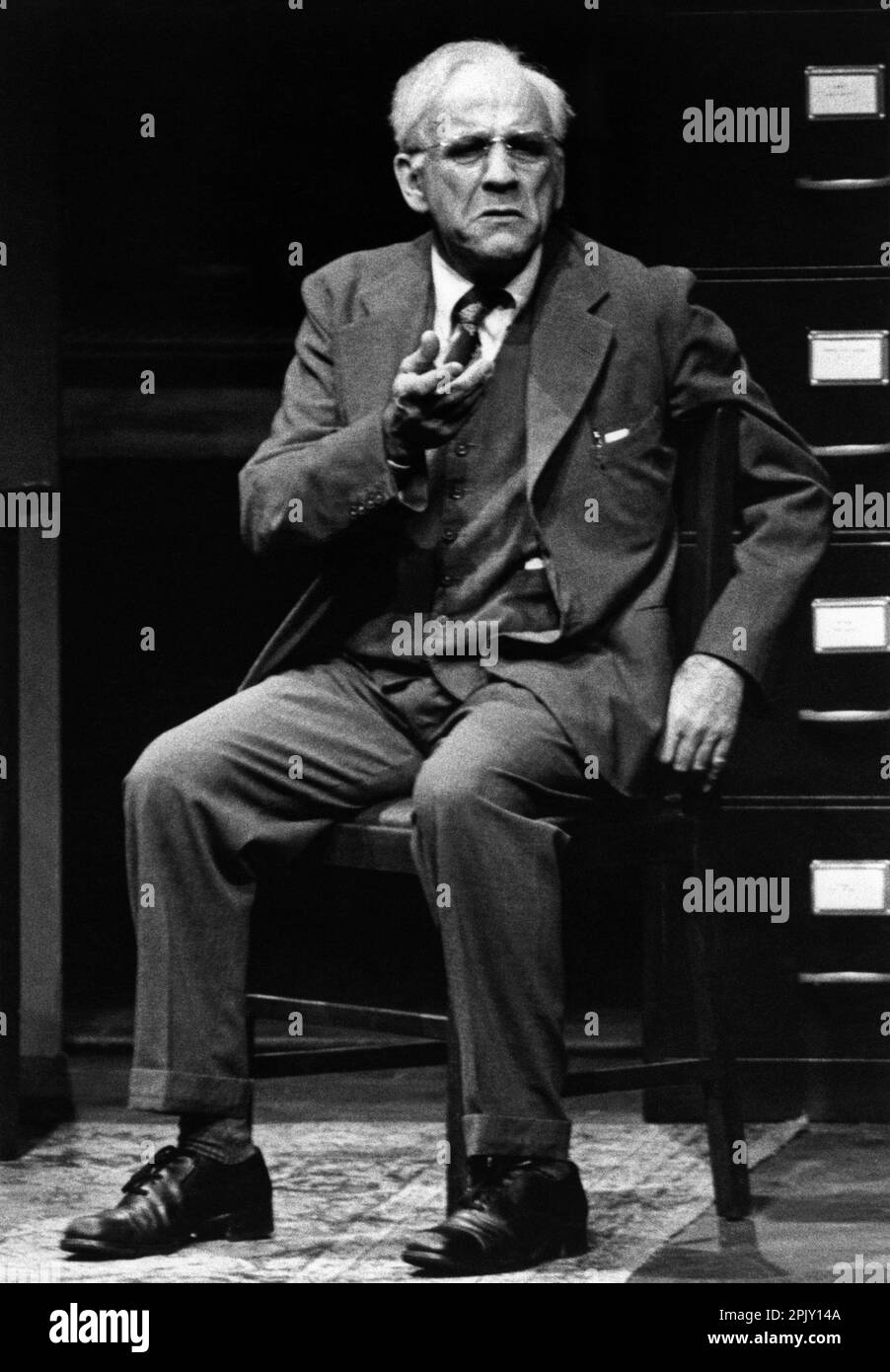 Warren Mitchell (Willy Loman) in DEATH OF A SALESMAN by Arthur Miller at the Lyttelton Theatre, National Theatre (NT), London SE1  18/09/1979  set design: John Gunter  costumes: Lindy Hemming  director: Michael Rudman Stock Photo
