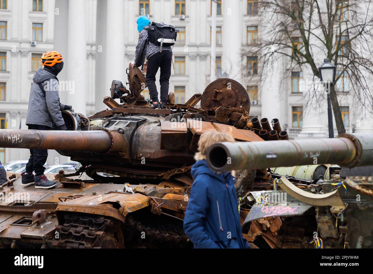 Kiew, Ukraine. 04th Apr, 2023. Children climb on a destroyed Russian tank in the city center. Federal Minister of Economics Habeck is on a visit to Ukraine with a business delegation. Credit: Christoph Soeder/dpa/Alamy Live News Stock Photo