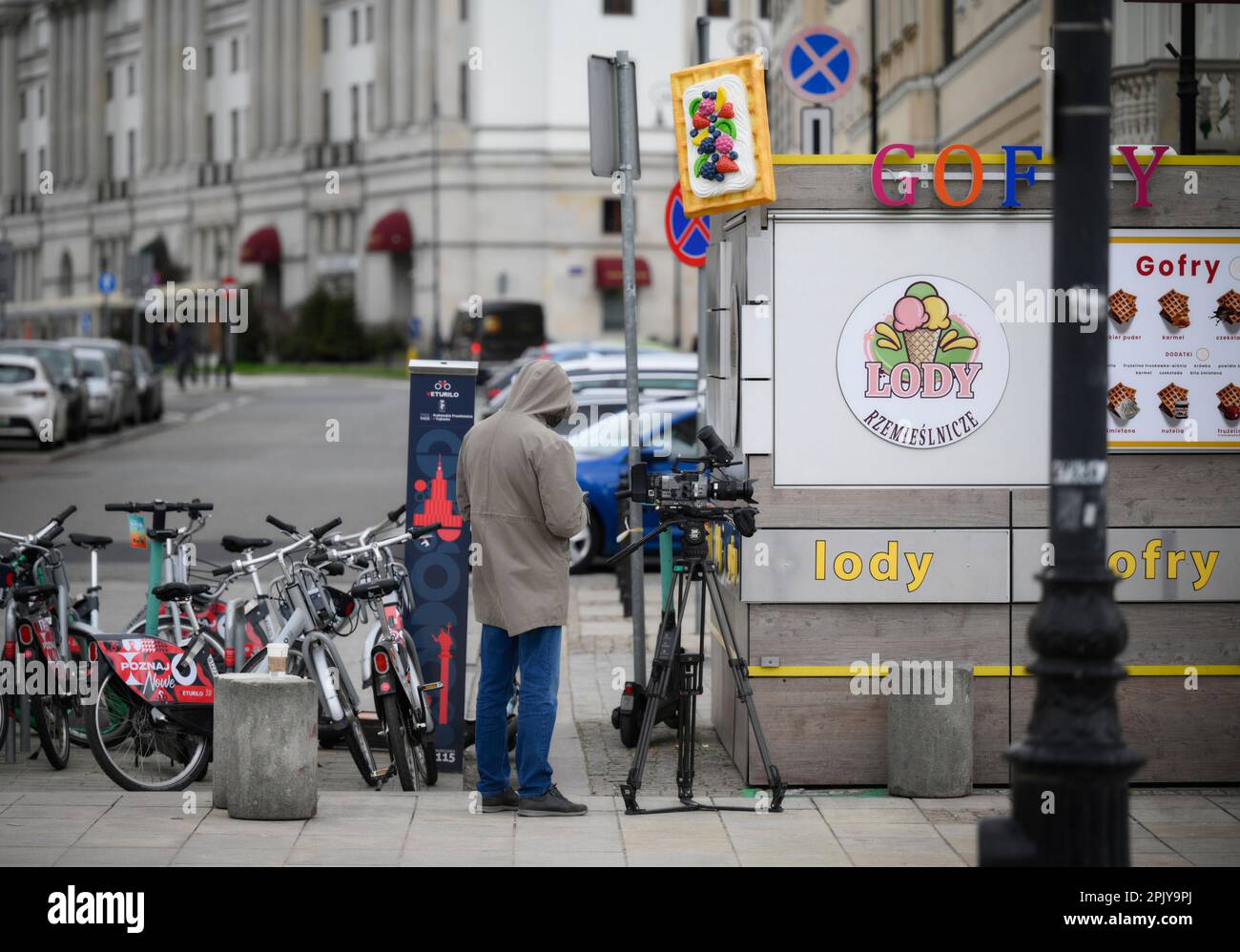 Warsaw, Poland. 04th Apr, 2023. A television camera operator is seen in the  Old Town, general view of Warsaw, Poland on 04 April, 2023. Ukrainian  President Volodymyr Zelensky will visit Poland on