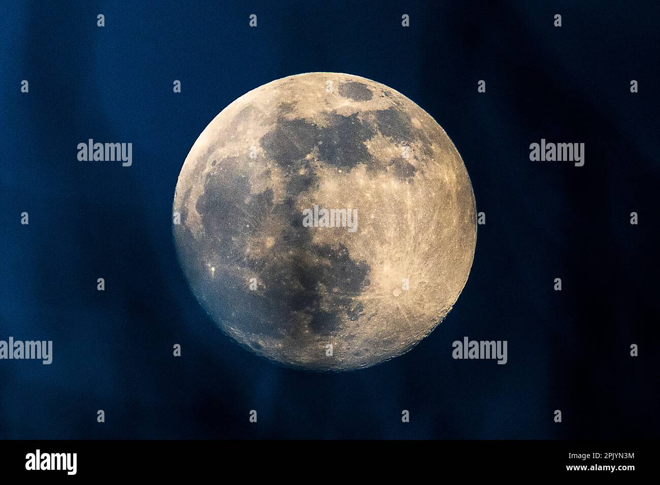 London, UK. 4 April 2023. UK Weather A 98.1 waxing gibbous moon