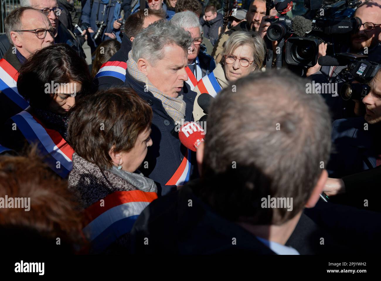 Des parlementaires du groupe CRCE et GRD  marchent sur l'Elysée pour déposer un courrier à l'attention du président Macron Stock Photo
