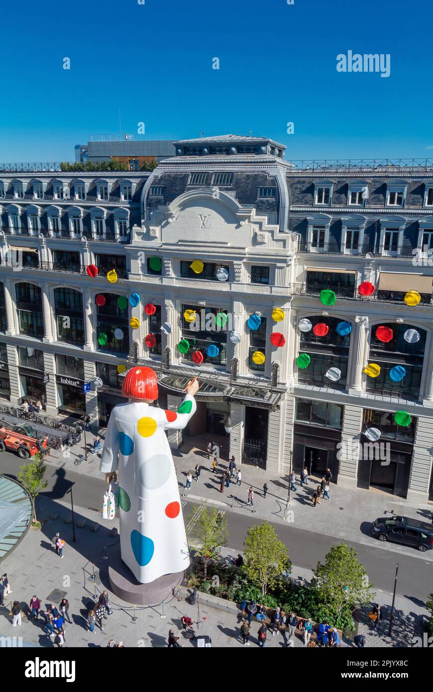 A giant Yayoi Kusama sculpture has popped up on the façade of the Louis Vuitton  store in Champs Èlysèes, Paris - Global Design News