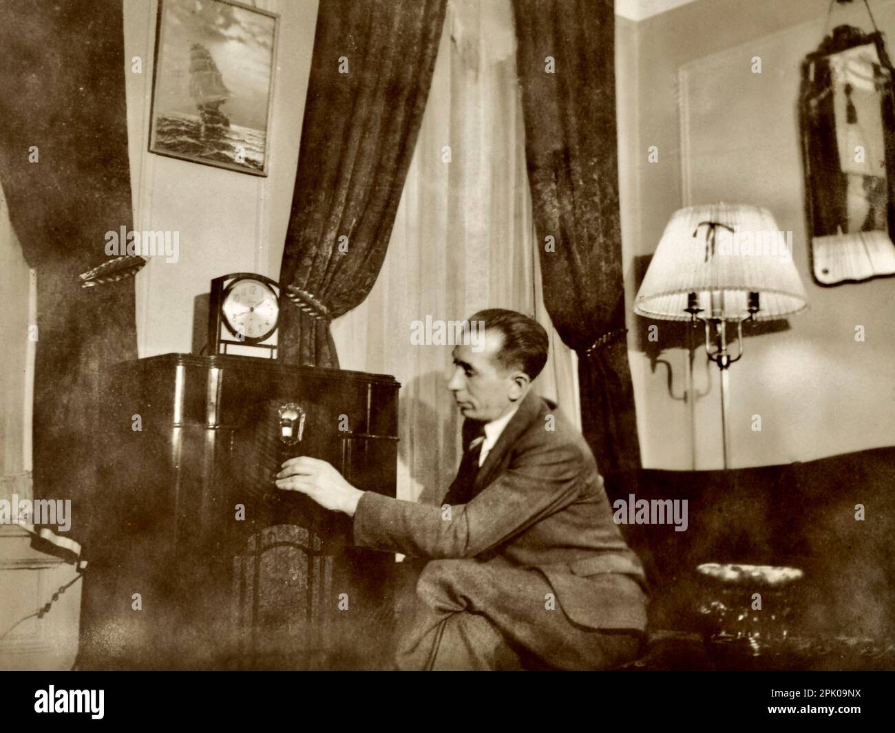 Radio 1930s, 1930s Home Interior, Man tuning Radio Dial, 1930s Decor Stock Photo