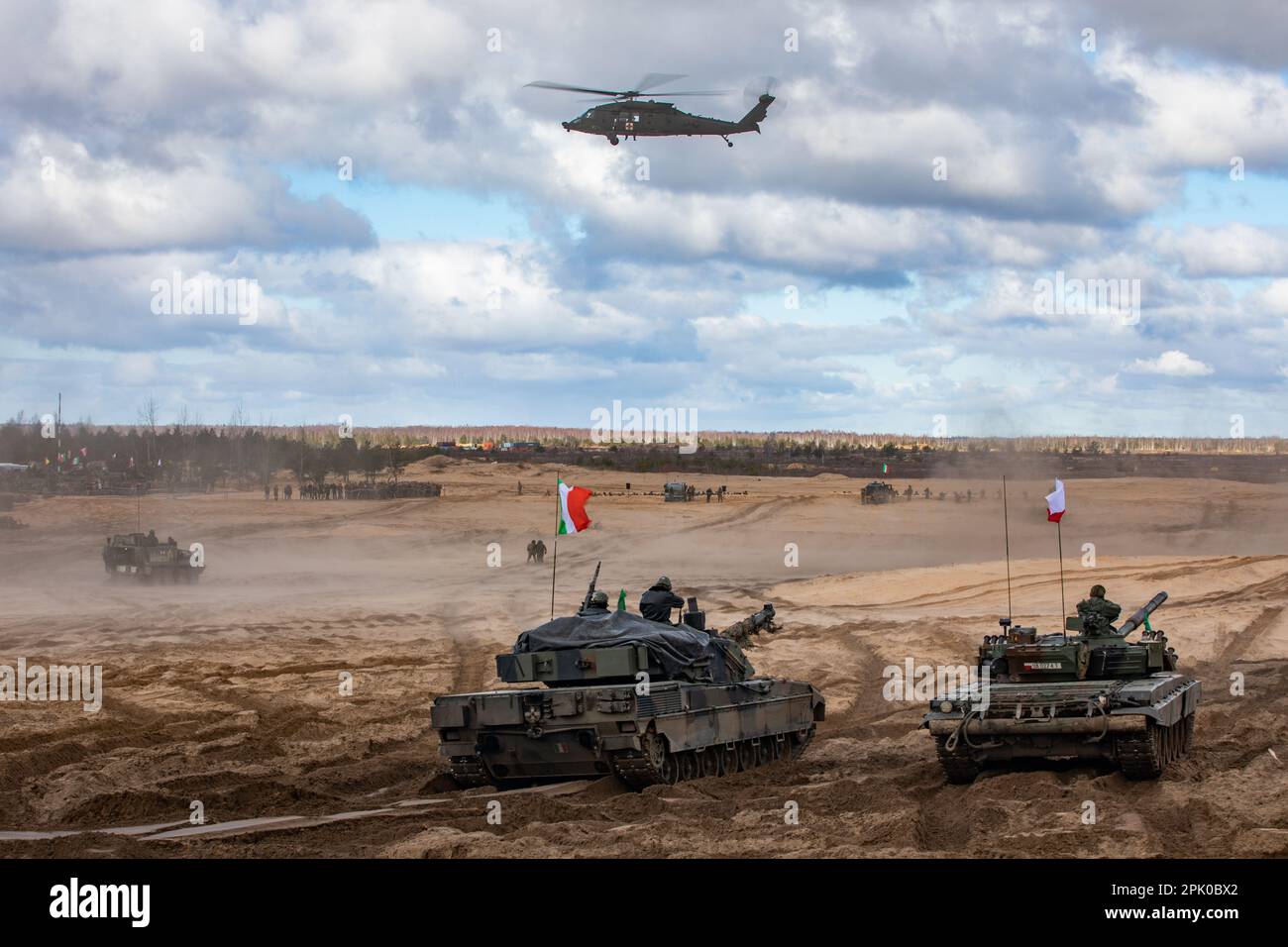 Soldiers 2nd battalion 501st aviation hi-res stock photography and ...
