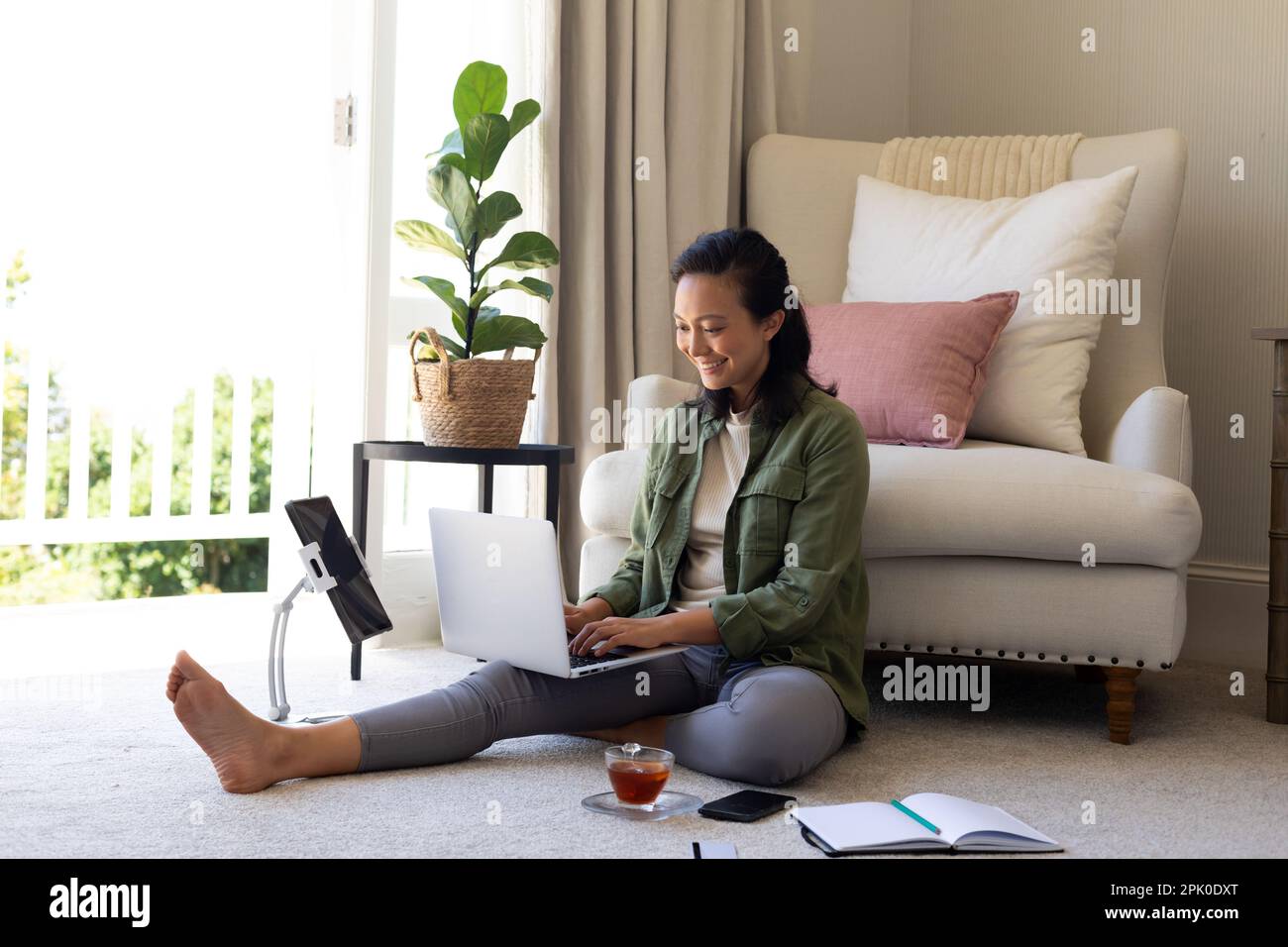 Asian woman sitting on the floor hi-res stock photography and images ...