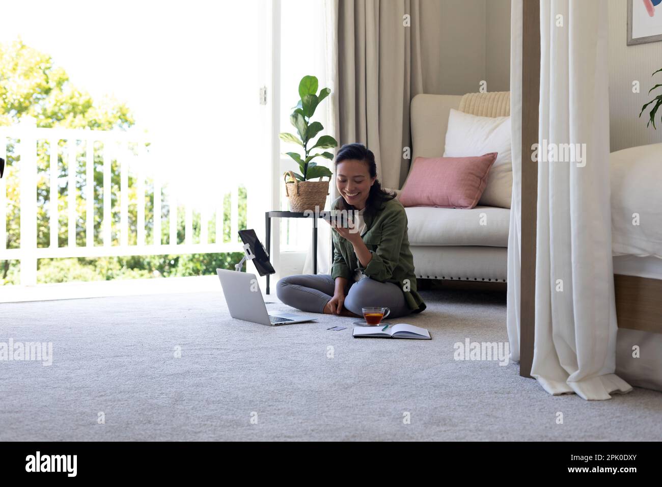 Asian woman sitting on the floor hi-res stock photography and images ...