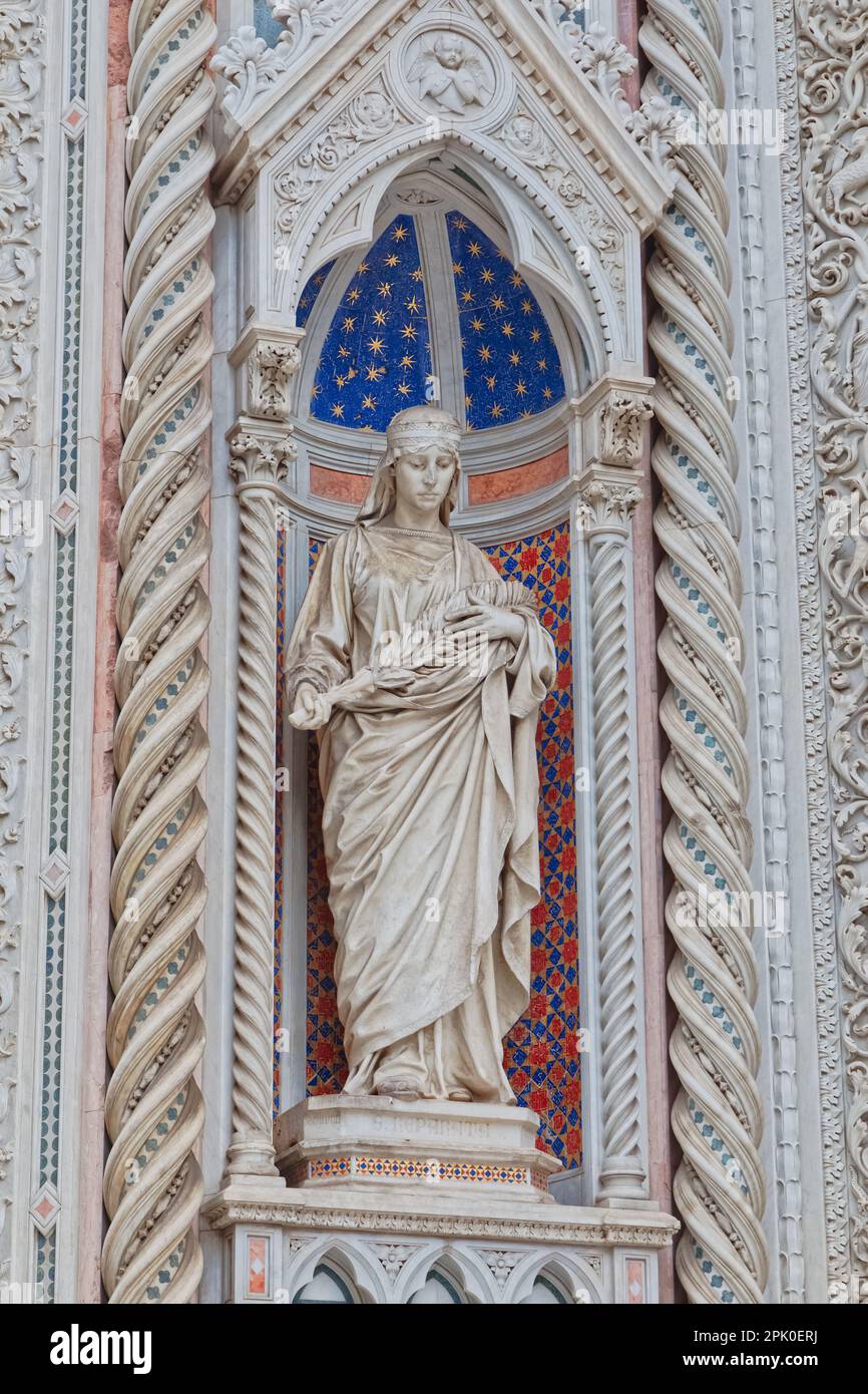 Statue mary flowers hi-res stock photography and images - Alamy