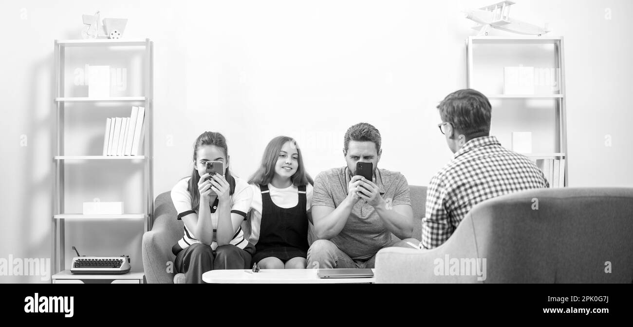 psychologist give family therapy for phone addicted dad mom and