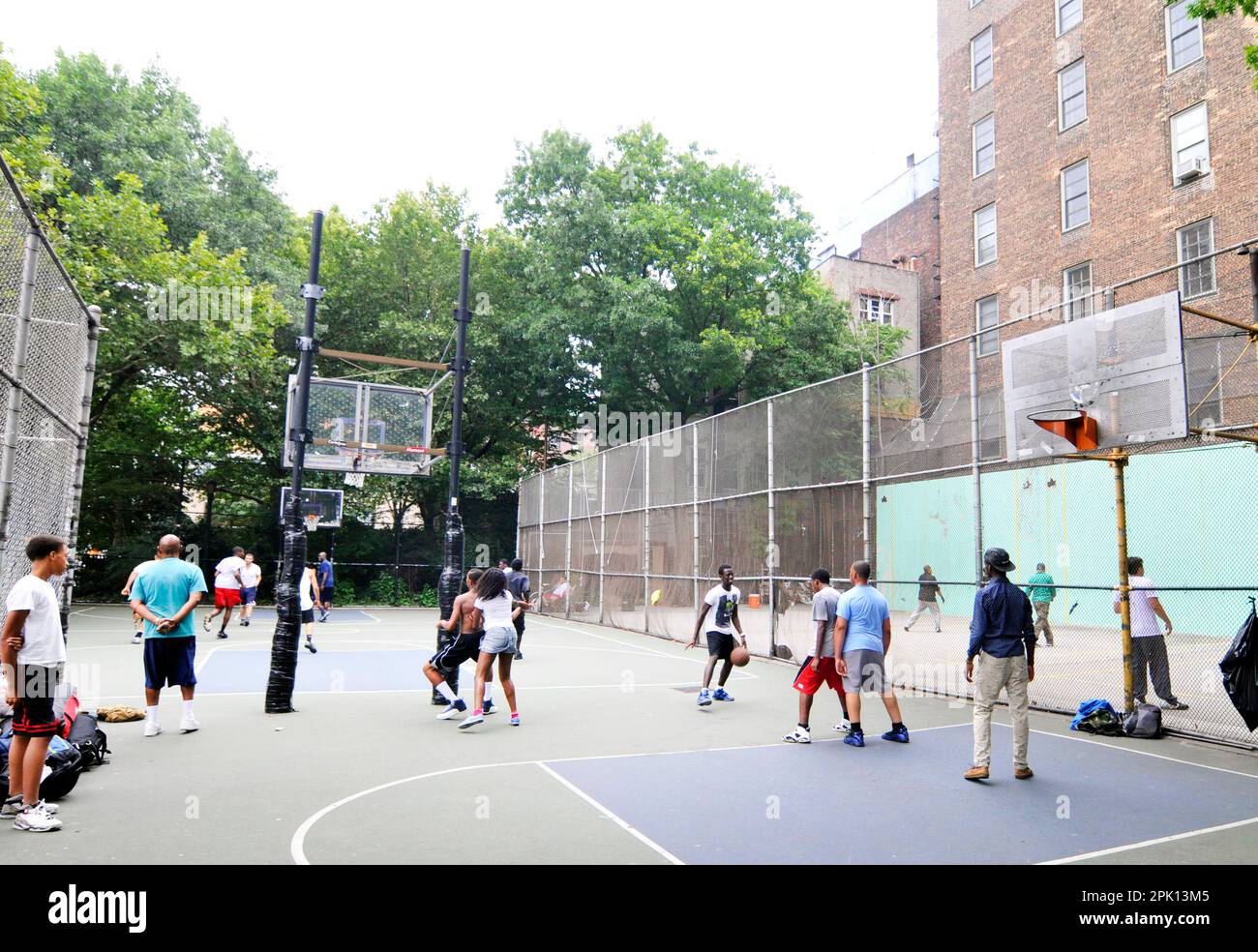 Playing Basketball in Manhattan, New York City, USA Stock Photo - Alamy