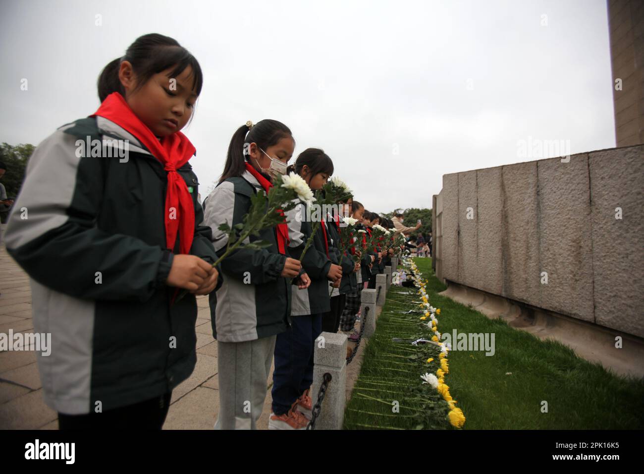 NANJING, CHINA - APRIL 5, 2023 - Students present flowers to revolutionary martyrs at Yuhuatai Martyrs Cemetery in Nanjing, East China's Jiangsu Provi Stock Photo
