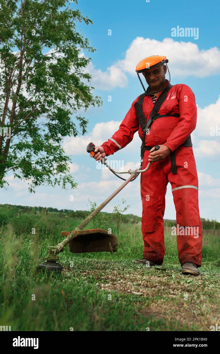 Cut grass with string trimmer sale