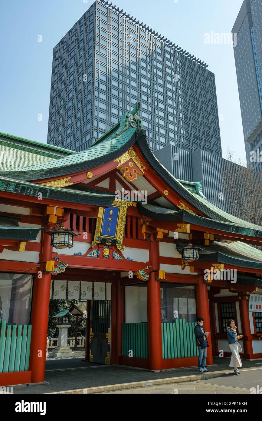 Tokyo temple skyscraper hi-res stock photography and images