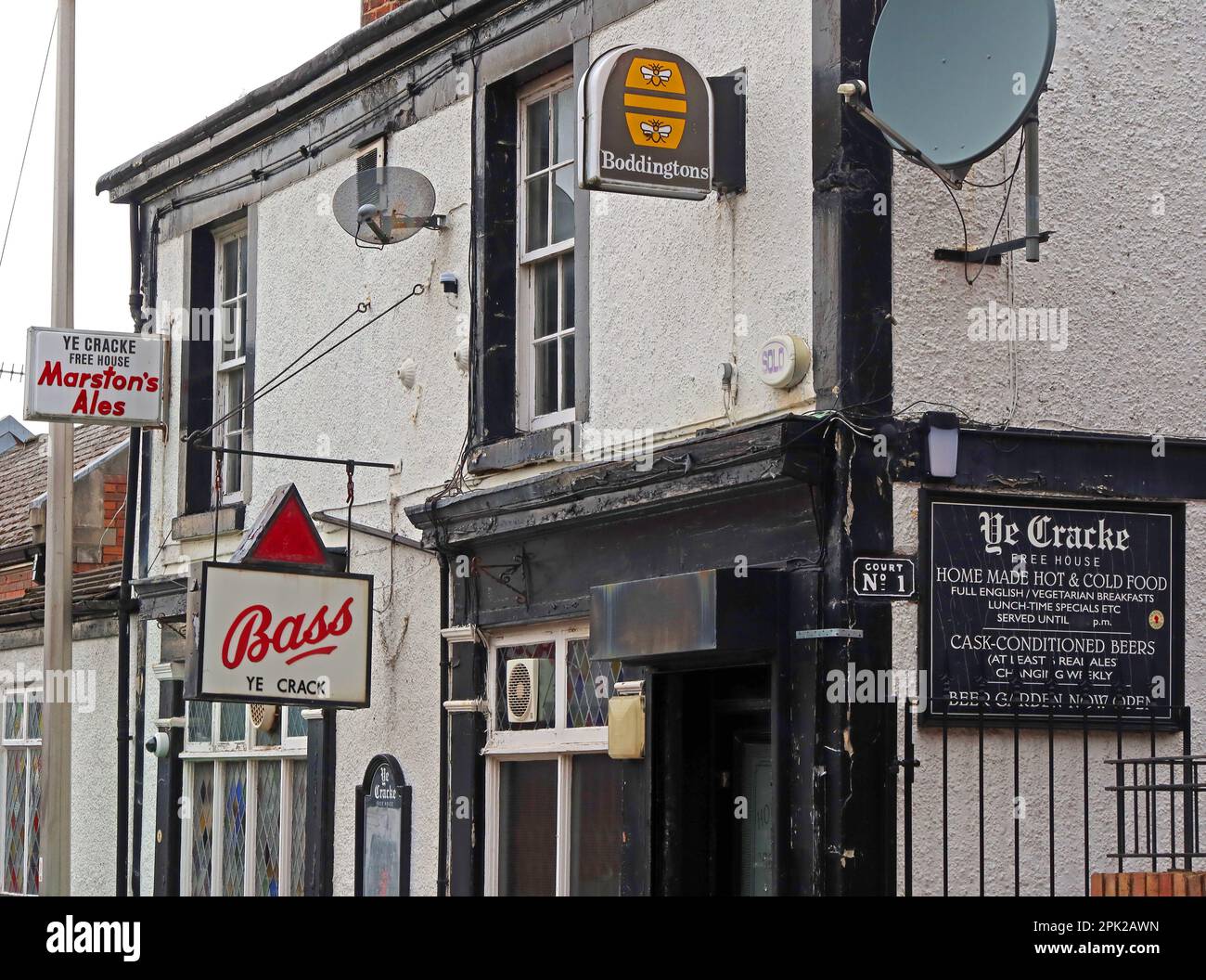 Ye Crack, historic Liverpool freehouse pub, where John Lennon drank, Bass, Boddingtons,  and Marstons Ales signs, 13 Rice street, L1 9BB Stock Photo
