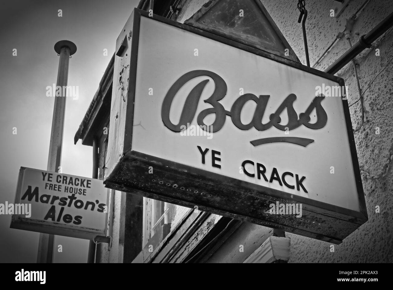 Ye Crack, historic Liverpool freehouse pub, where John Lennon drank, Bass and Marstons Ales signs, 13 Rice street, L1 9BB Stock Photo