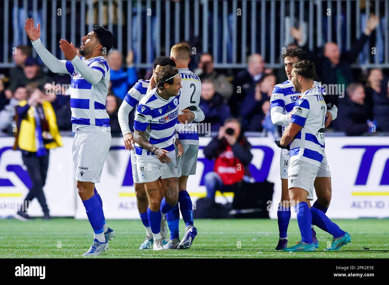 Soccer coach celebrating hi-res stock photography and images - Page 11 -  Alamy