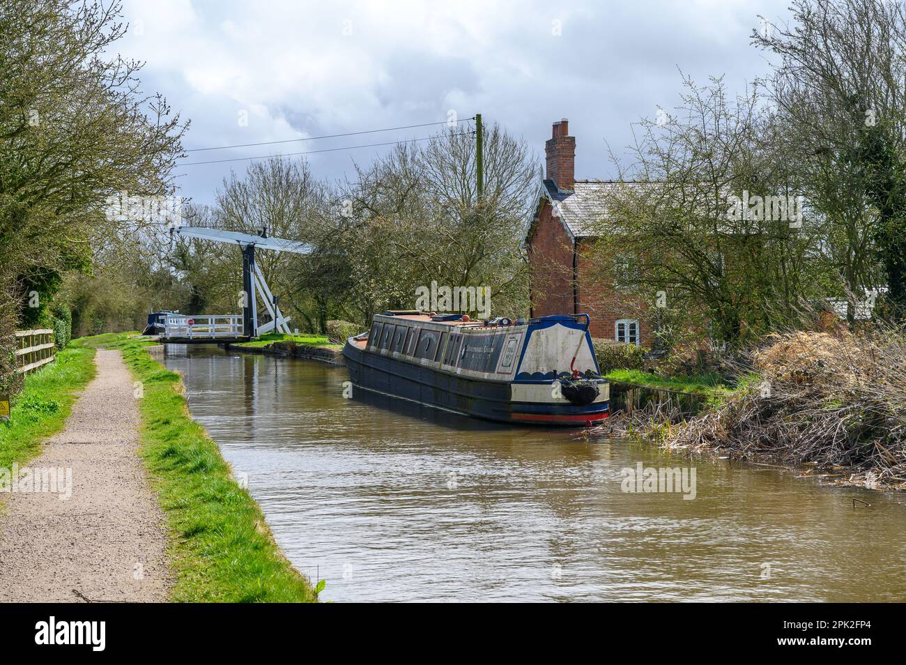 Cottage next to allmans lift bridge hires stock photography and images