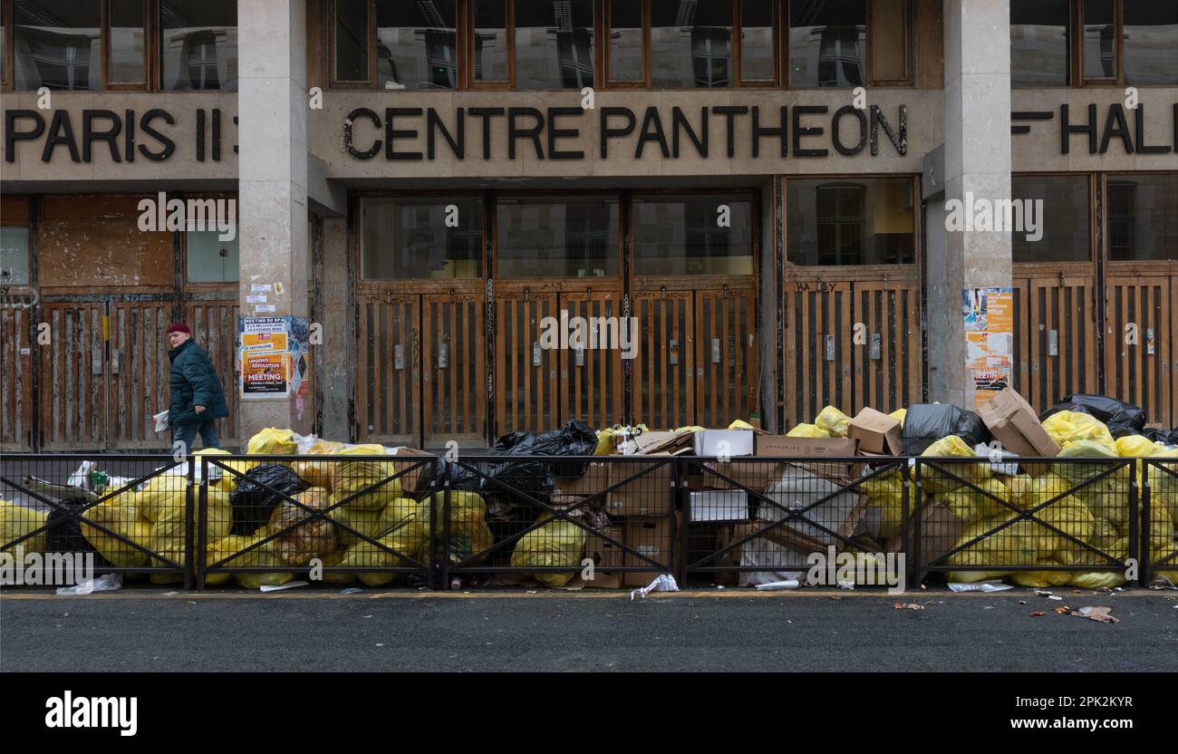 Accumulation of trash piles in Paris during the French garbage strikes Stock Photo Alamy